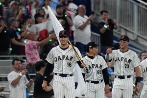 WBC決勝で「映り込みすぎw」「目がいっちゃう」　人気レスラーが特等席に...中継で何度も登場