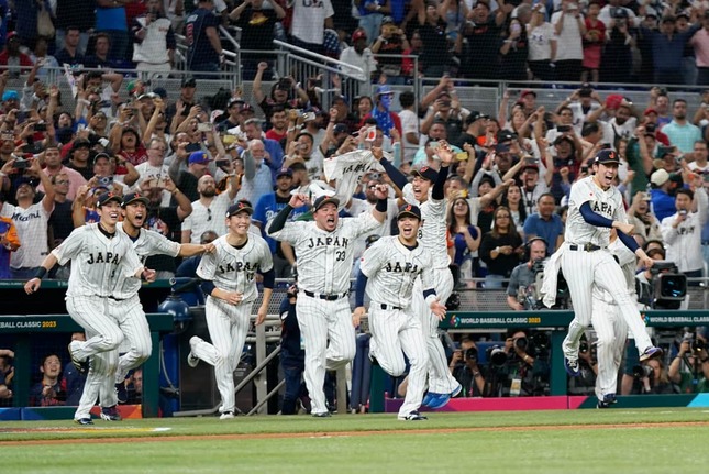 優勝の瞬間、ベンチから飛び出す侍ジャパンのメンバー（写真：AP/アフロ）