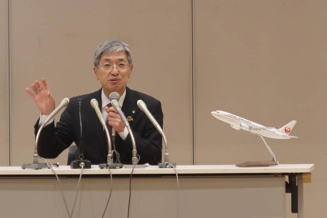記者会見で説明する日本航空（JAL）の赤坂祐二社長