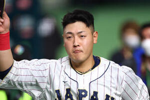 岡本和真の服装にネット爆笑　スーツ＆ネクタイ姿も...まさかの足元に「なぜｗ」「靴忘れたの？」