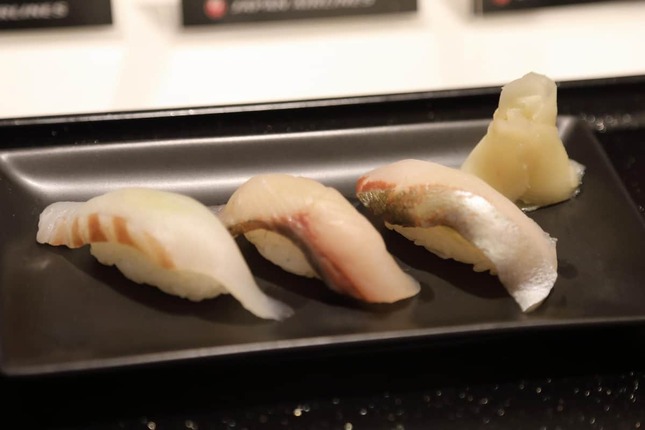 「近大生まれ」の魚を使用した握り寿司（ファーストクラスラウンジて提供）