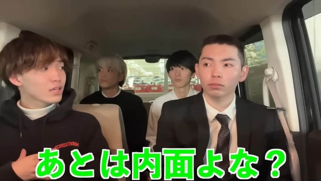 角刈りにしたそらさん（右下）。「暇のおかず」チャンネル動画より