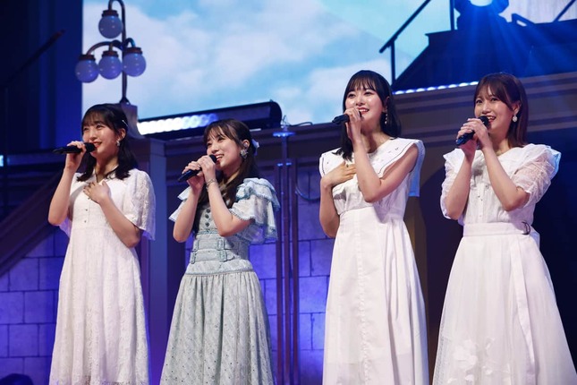 「2018年の橋」。左から田島芽瑠さん、矢吹奈子さん、兒玉遥さん、朝長美桜さん （c）Mercury