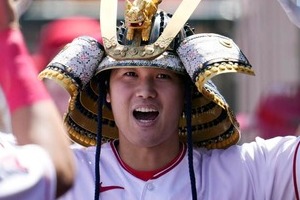 大谷翔平の兜の扱いに「日本人の所作だわ」「一生見てられる」　製造元も感激「コレは嬉しい」