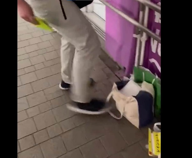 東氏がツイッター（purplephrase）に投稿した動画より