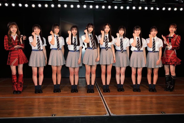 18期生は8人が加入した。左端が本田仁美さん、右端が柏木由紀さん。18期生は左から秋山由奈（あきやま・ゆな）さん、新井彩永（あらい・さえ）さん、工藤華純（くどう・かすみ）さん、久保姫菜乃（くぼ・ひなの）さん、迫由芽実（さこ・ゆめみ）さん、成田香姫奈（なりた・こひな）さん、八木愛月（やぎ・あづき）さん、山口結愛（やまぐち・ゆい）さん