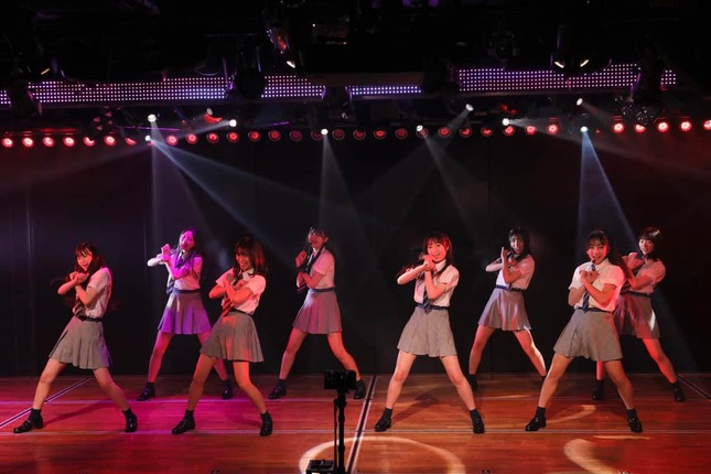 「根も葉もRumor」を披露するAKB48の18期生。グループ屈指のダンスナンバーとして知られる（c）AKB48
