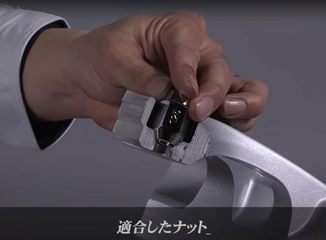 正しい向きのナット装着（JAWAのアルミホイール啓発PVから）