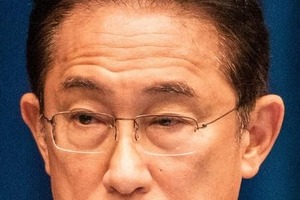 岸田首相が「くら寿司」で会合？！　会場の壁が...ネット爆笑「既視感w」「それにしか見えない」