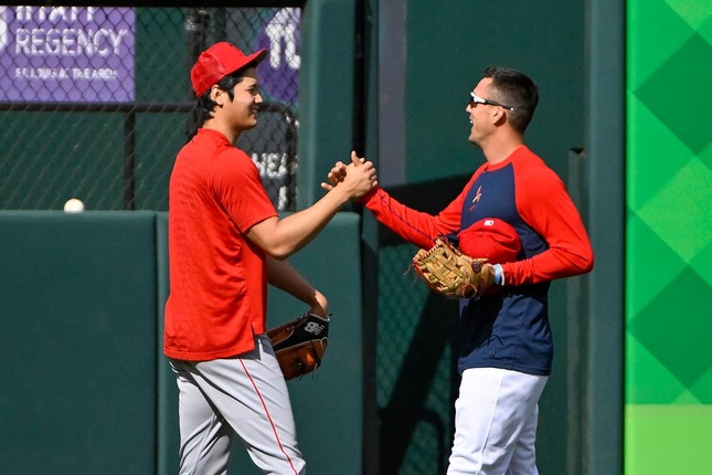 再会した大谷翔平選手（左）とラーズ・ヌートバー選手（写真：USA TODAY Sports/ロイター/アフロ）
