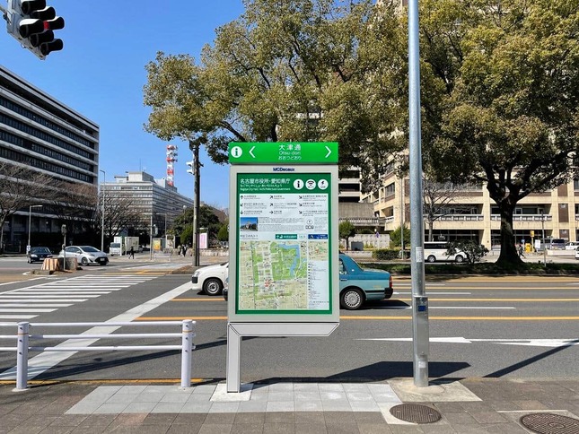 USB充電器を搭載した案内板（エムシードゥコー提供）