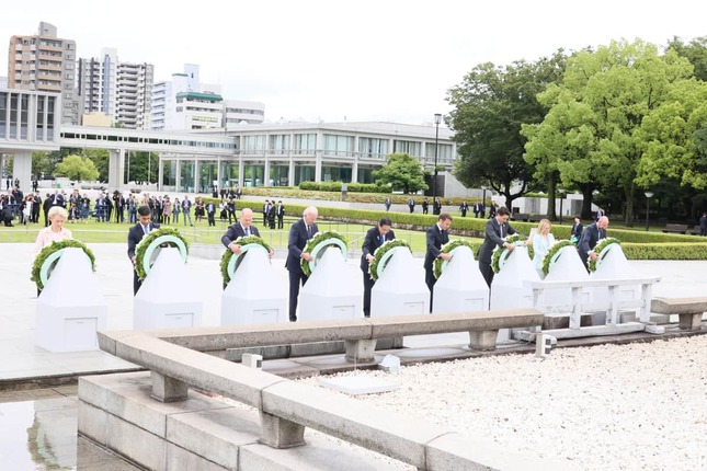 平和記念公園で献花するG7首脳。平和記念資料館を視察する写真は配信されなかった