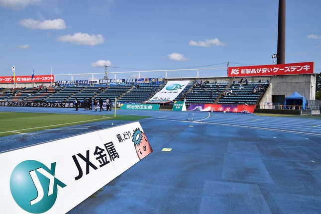 水戸ホーリーホックスタジアム広告で活躍するカッパー君(写真：JX金属提供）