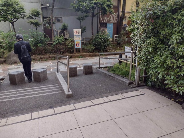東京・新宿区のスロープ内に置かれた石のブロック（ryotさん／@ryot1204 撮影）