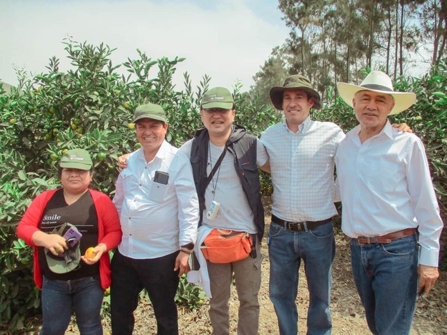 ペルーでミカンを栽培する農家