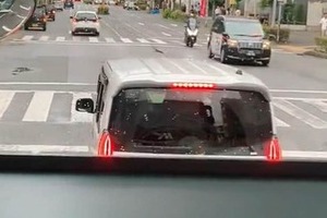 バスの前で急停止連発...軽自動車「あおり運転」動画拡散　運行会社「事故招くのでやめて」、警察が捜査