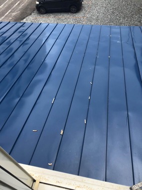 ひさし上に散乱したタバコの吸い殻（写真は、ゲストハウスモシリパ提供）