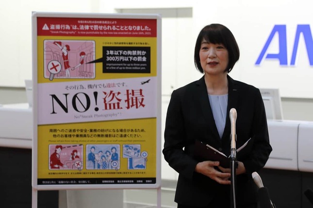 「NO!盗撮」のポスターを前に取材に応じる全日空（ANA）取締役執行役員客室センター長の西嶋直子氏。客室乗務員（CA）部門のトップにあたる