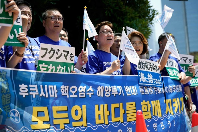 与党「国民の力」は、野党による抗議活動を「首脳外交で岸田首相が出国し、誰もいない日本首相官邸でハングルの横断幕を掲げてデモを行った」と批判した（写真：AP/アフロ）
