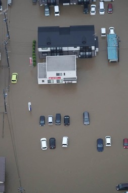 大雨で冠水した秋田市内の道路（写真：毎日新聞社/アフロ）
