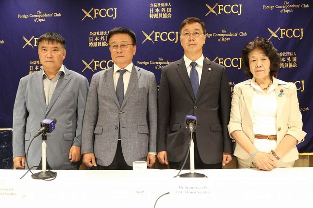韓国の野党議員が開いた原発処理水の海洋放出に反対する記者会見には、立憲民主党の阿部知子衆院議員（写真右）も出席した