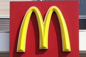 「スタッフの身に危険」中学生を出禁に　マック貼り紙が波紋...名指しされた学校の見解は