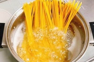 パスタはなぜ塩入れて茹でる？　下味だけじゃなかった、業界団体が挙げる「3つの理由」
