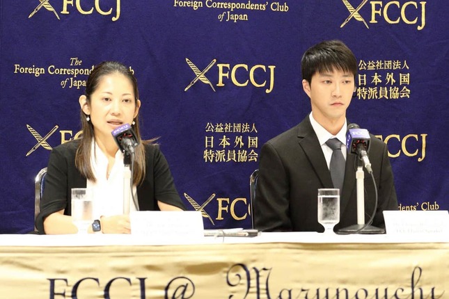 日本外国特派員協会で記者会見する福原愛さんの元夫・江宏傑さん（右）と代理人弁護士の大渕愛子氏（左）