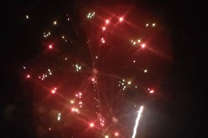 駅前に大量ゴミ放置、首都高に車止めて見物...　隅田川花火大会でマナー問題に