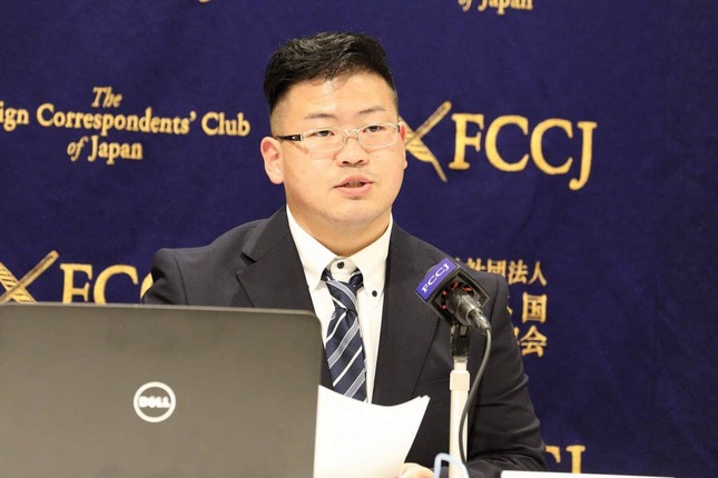 日本外国特派員協会で記者会見する元力士の柳原大将（だいすけ）さん。コロナ禍でも休場が認められず引退を余儀なくされたとして、協会側を提訴している