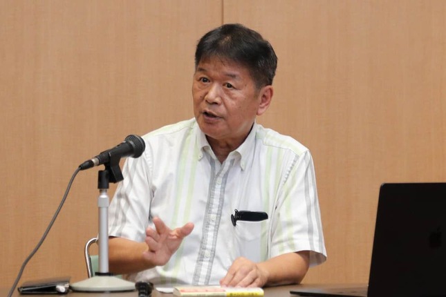 記者会見する元共産党員の松竹伸幸氏。24年1月にも行われる除名処分について再審査を求める考えだ