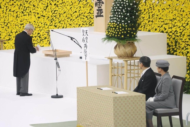 「追悼の辞」を述べる尾辻秀久参院議長（写真左）
