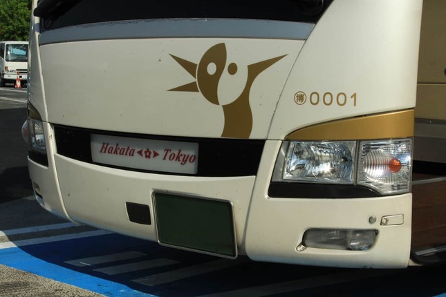 西鉄が運行する「はかた号」。福岡と東京を14時間以上かけて結んでいる