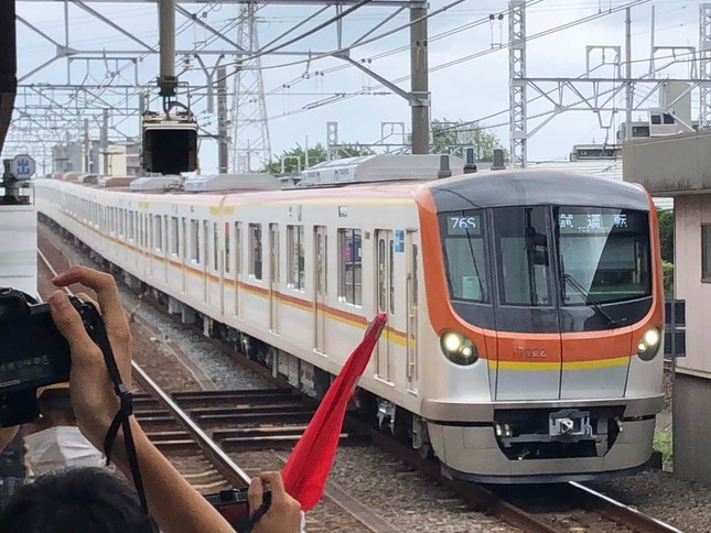 和光市駅に入る東京メトロ17000系電車（写真は、KK＠kk___rr99さん提供）