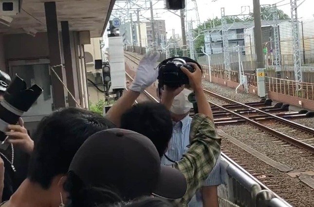 駅員に制止される鉄道ファンの男性（KK＠kk___rr99さん投稿の動画から）
