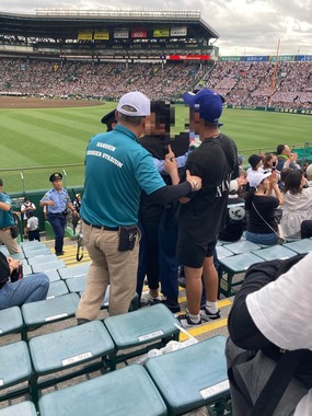 警察官らに囲まれる暴れた男性（写真は、ヤンハイ君＠tsunukistさん提供）