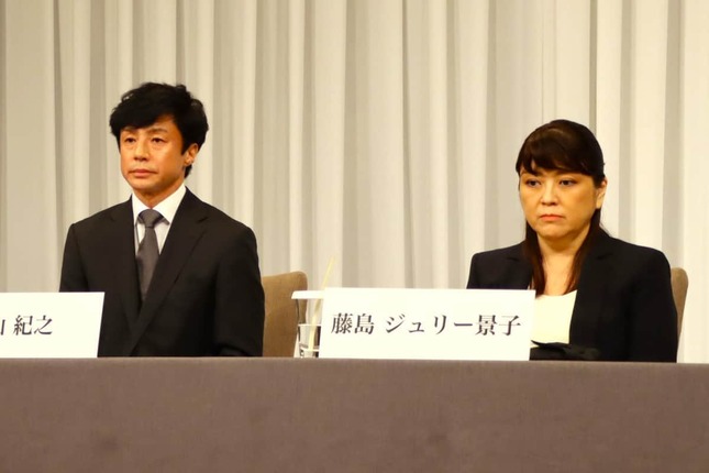 東山紀之氏（左）と前社長の藤島ジュリー景子氏（右）。記者の質問に納得がいかないような表情をする場面もあった