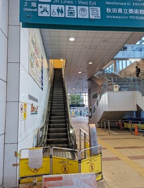 JR秋田駅では浸水したエスカレーターが、9月中旬になっても動いていなかった