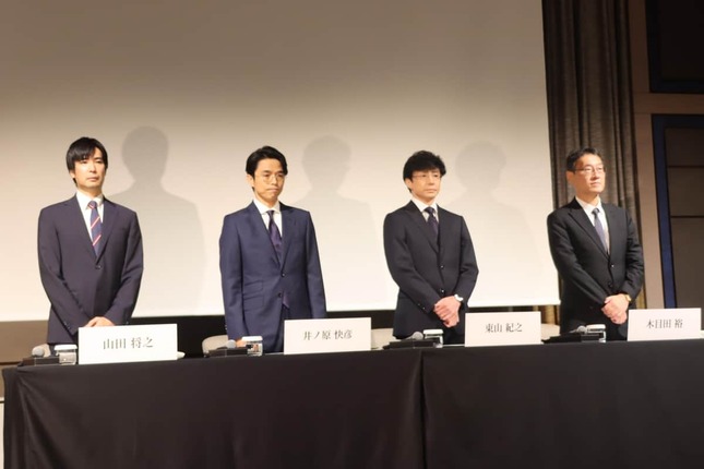 記者会見に登壇した（左から）CCOの山田将之弁護士、井ノ原快彦さん、東山紀之さん、木目田裕顧問弁護士