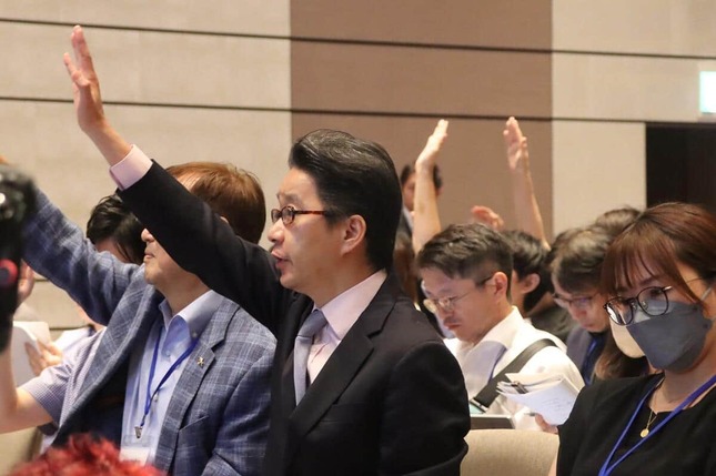 ジャニーズ事務所の会見で挙手する記者