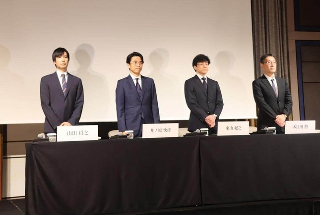 記者会見した（左から）CCOの山田将之弁護士、井ノ原快彦さん、東山紀之さん、木目田裕顧問弁護士（2023年10月2日撮影）