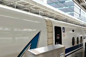 東海道新幹線「喫煙ルーム」廃止　昔は車内も駅ホームも吸えたのに...鉄道の禁煙いつから進んだのか