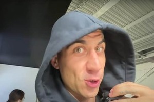 宿泊客のフリしてビュッフェ食い逃げ...「気分害する方がいる内容」　炎上外国人YouTuberめぐりホテルが警察相談