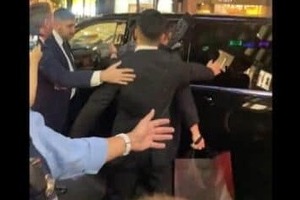 へずまりゅう、Stray Kids・ヒョンジンへの凸動画が物議　「本当にありえない」「めっちゃ怖がってる」