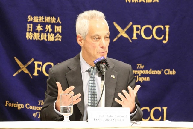 米国のラーム・エマニュエル駐日大使。X（旧ツイッター）で対中批判を加速させている（2023年2月撮影）