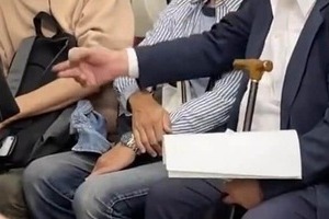 高齢男性、電車で泣く赤ちゃんにブチギレ　親に「人間失格」と大暴れ、制止されるも「甘やかすから日本が駄目になる」...緊迫の一部始終