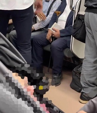 電車内で激高する高齢男性（投稿者提供）