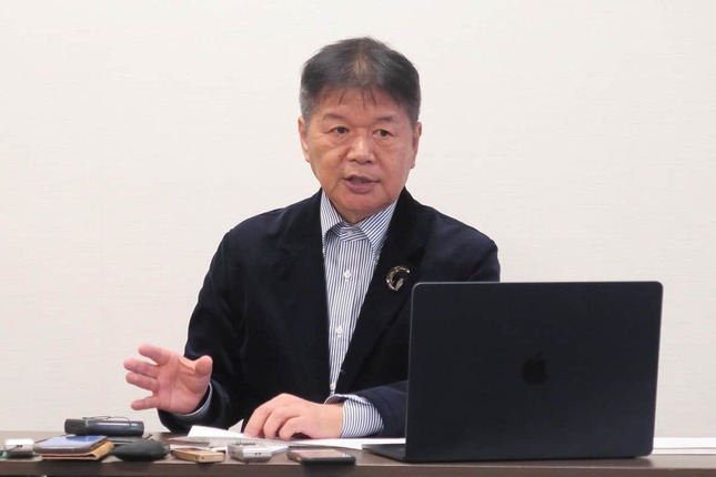記者会見する元共産党員の松竹伸幸氏。24年1月に行われる党大会で除名処分について再審査を求める考えだ