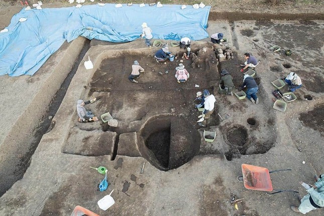 発掘された遺跡の一部（写真は、南アルプス市教委提供）