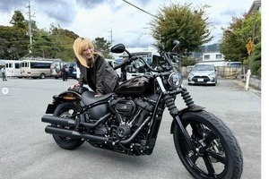 永野芽郁「ハーレーダビッドソン」乗る姿に「ギャップすごい」　金髪にライダース...「イメージ変わった」驚き